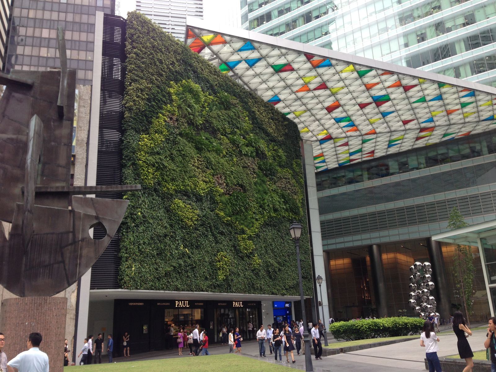Begrünte vertikale Pflanzwand am Ocean Financial Centre in Singapur